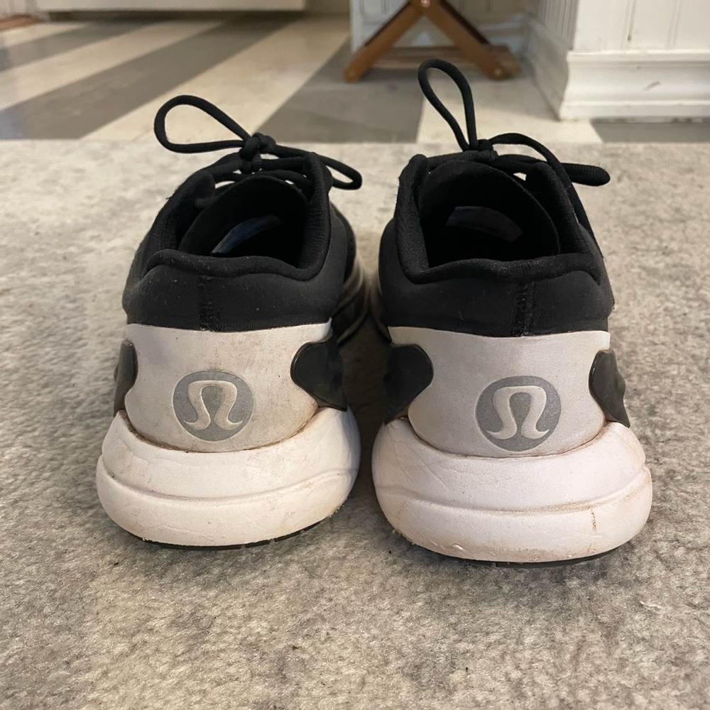 Women’s size 7-1/2 black tennis shoes